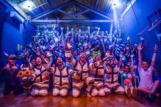Atores do Circo do Mato em foto com plateia após apresentação teatral (Foto: Divulgação)