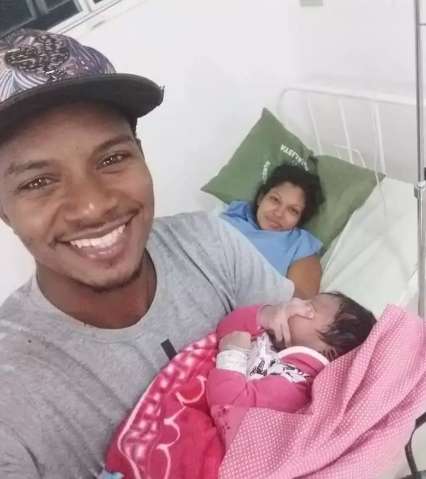 Pelas m&atilde;os do pai, Lorena nasce em carro na frente de hospital 