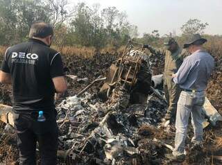 Destroços do helicóptero incendiado após pouso de emergência. (Foto: Divulgação/Dracco)
