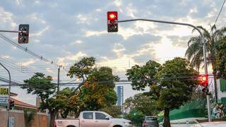 Semáforo foi ativado no fim da tarde, na esquina com a Rua Goiás. (Foto: Paulo Francis)