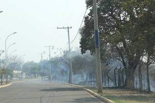 Fumaça se espalhou pela rua Vítor Meireles, em diração às outras vias do bairro. (Foto: Kísie Ainoã)