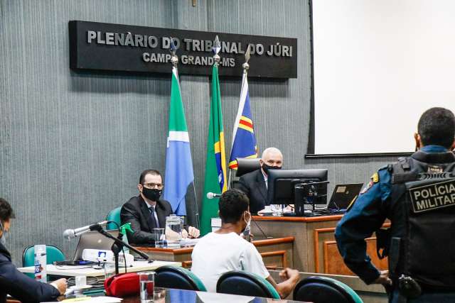 Funcion&aacute;rio que tentou matar patr&atilde;o a tiros &eacute; condenado a seis anos  