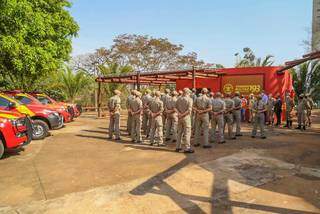 Equipe sendo recepcionada pelo comandante geral do Copor de Bombeiros de MS. (Foto: Marcos Maluf)