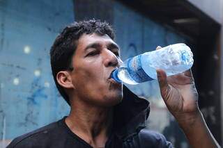 Edson bebe mais água por conta da máscara no calorão. (Foto: Kisiê Ainoã)