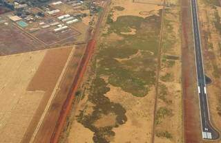 Estrada de terra que liga BR-463 ao aeroporto será asfaltada (Foto: Aviação Regional)