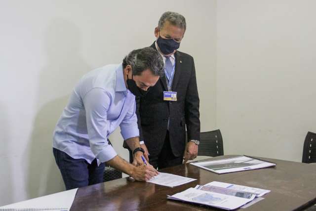 Prefeito assina financiamento para pacote de obras de R$ 97,9 milh&otilde;es