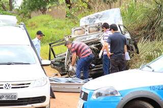 Corpo de vítima executada por acusado que teve juri adiado, sendo retirado de carro incendiado. (Foto: Arquivo) 