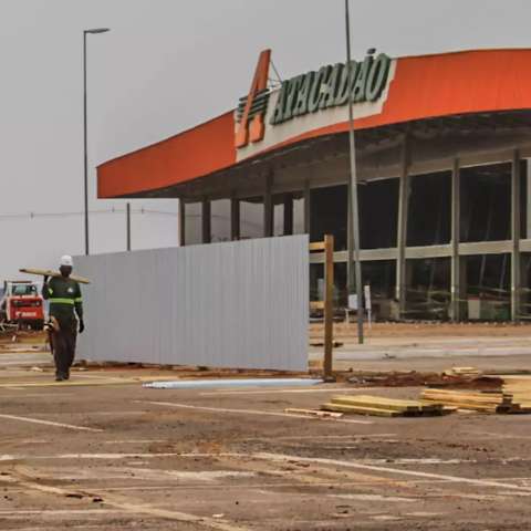 Loja destru&iacute;da pelo fogo agora tem tapumes por medida de seguran&ccedil;a