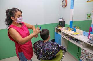 A cabelereira Ana Lúcia Torres faz atendimento individual e chegou a atender até 20 crianças no mesmo dia nas últimas semanas (Foto: Paulo Francis)