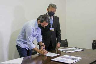 Prefeito Marquinhos Trad (PSD) assina documento para realização de obras (Foto: Silas Lima)