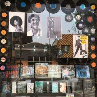 Até a fachada de loja na rua 14 de Julho possui discos de vinil expostos à venda (Foto: Arquivo Pessoal)