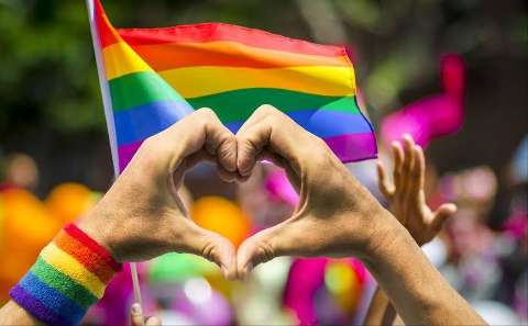 Fim de semana tem Parada LGBT on-line e lives sertanejas