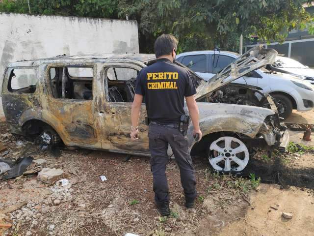 Pol&iacute;cia investiga ve&iacute;culo com placa falsa encontrado em chamas