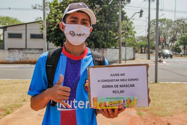 À espera do sucesso,  MC Menor ST vende jujuba para gravar clipe