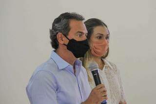 Marquinhos Trad (PSD) ao lado da esposa, Tatiana Trad, durante evento (Foto: Silas Lima)