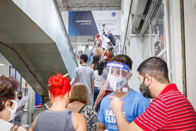 Mesmo na pandemia, novo supermercado lota de gente que n&atilde;o resiste a inaugura&ccedil;&atilde;o