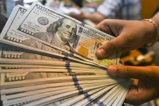 Notas de dólar em casa de câmbio — Foto: Hafidz Mubarak/Reuters