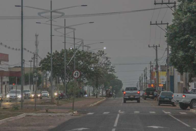 Na principal avenida da cidade, ao que parece, há um fundo cinza no infinito (Foto: Silas Lima)
