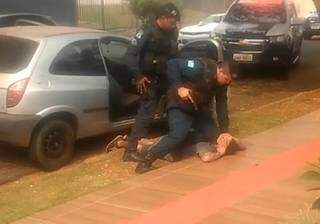Luis Fernando Eugênio Veron, 24 anos, sendo imobilizado pela polícia. (Foto: Reprodução/Vídeo)