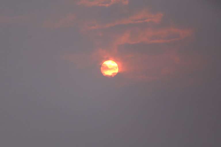 Nuvem de fumaça impede que o brilho do sol no céu (Foto: Marcos Maluf)
