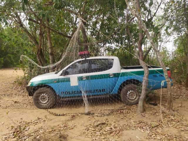 Pescador atravessa rio a nado para fugir da pol&iacute;cia ambiental