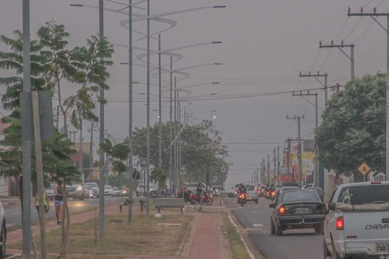 Fumaça toma conta da cidade de Coxim (Foto: Silas Lima)