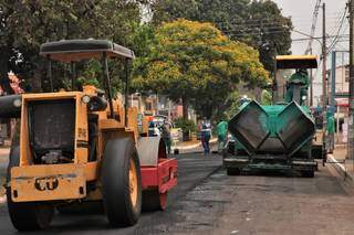 Equipes da prefeitura trabalhando em obra de recapeamento da Avenida Florestal, principal acesso ao Coophatrabalho (Foto: Divulgação)