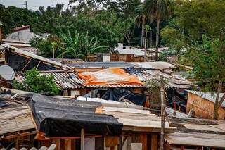 Favela do Morro do Mandelo, fica em área invadida no Isabel Gardens, bairro localizada na saída para Cuiabá(Foto: arquivo / Henrique Kawaminami)