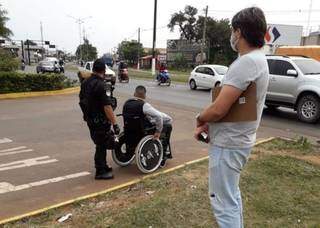 Agente da Migração paraguaia aguarda policiais brasileiros para entregar preso cadeirante (Foto: ABC Color)