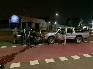 Veículos envolvidos no acidente desta noite. (Foto: Direto das Ruas)