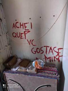 Ex-companheiro pintou frase na parede do quarto da vítima. (Foto: Promuse/PM)
