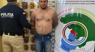 Fabiano Signori, o “Toro”, é apresentado à imprensa pela polícia paraguaia (Foto: Divulgação)