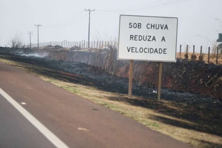 À beira da estrada, encontrar locais queimados foi comum na viagem (Foto: Marcos Maluf)