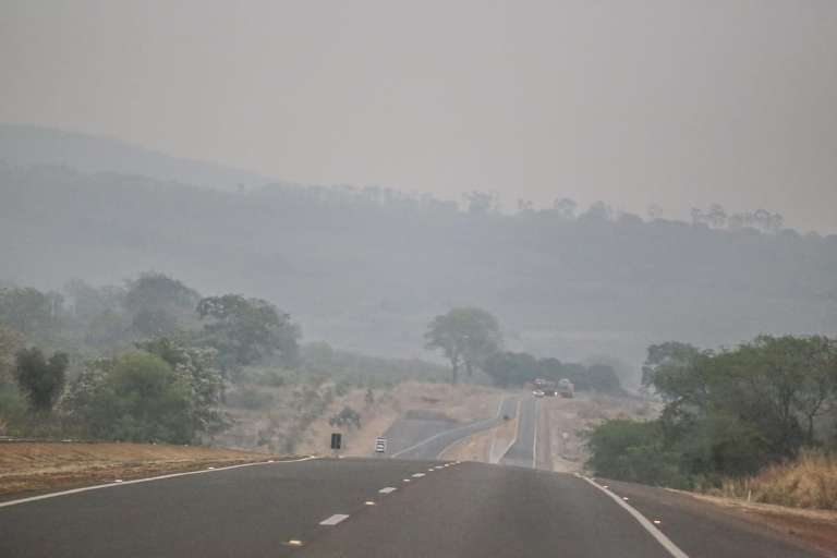 Fumaça toma conta do horizonte na BR-163, entre Campo Grande e Coxim (Foto: Marcos Maluf)
