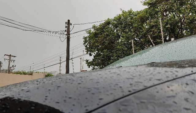 Garoa &ldquo;t&iacute;mida&rdquo; mal apaga poeira e Dourados continua h&aacute; 28 dias sem chuva