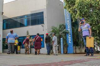 Pessoas aguardam para atendimento na agência Anhanduí, na Capital (Foto: Silas Lima/Arquivo)