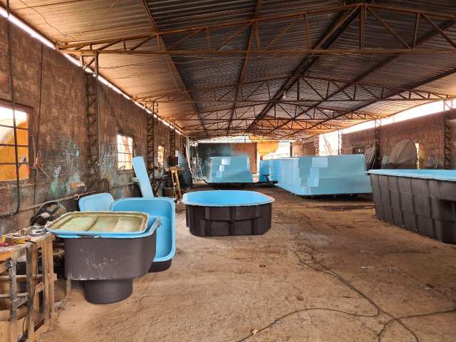 F&aacute;brica ilegal de piscinas e caixas d&#039;&aacute;gua &eacute; interditada pela PMA no Indubrasil