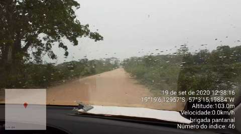Finalmente, brigadistas são surpreendidos por chuva rápida no Pantanal 