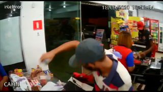 Dupla assaltando supermercado na região do Jardim das Meninas, em Campo Grande (Foto: Reprodução)