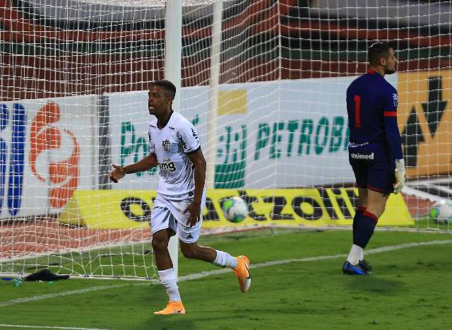 Com 3 gols de Keno, Atl&eacute;tico-MG vence em Goi&aacute;s e assume lideran&ccedil;a do Brasileir&atilde;o