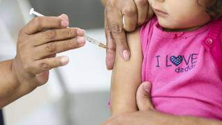 Duas das principas vacinas para crianças até um ano de idade em Mato Grosso do Sul tiveram redução significativa em sua cobertura nos últimos anos. (Foto: Divulgação Sesau)