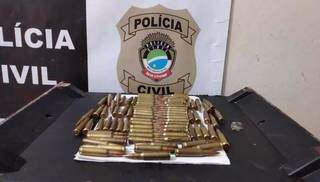 Munições de fuzil calibre 762 estavam no veículo. (Foto: Osvaldo Duarte | Dourados News)