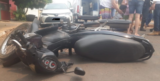 Acidente entre motocicleta e Uno deixa adolescente com fraturas
