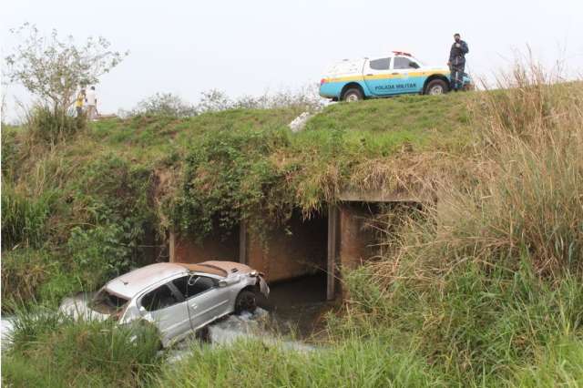 Com CNH vencida, motorista tenta fugir da pol&iacute;cia e cai com carro em c&oacute;rrego