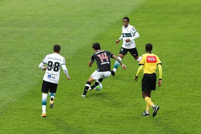 Com gol de p&ecirc;nalti no final, Coritiba bate time alternativo do Vasco por 1 a 0