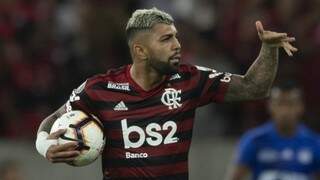 Autor dos dois gols do Flamengo, Gabriel Barbosa se lesionou diante do Emelec (Foto: AFP)