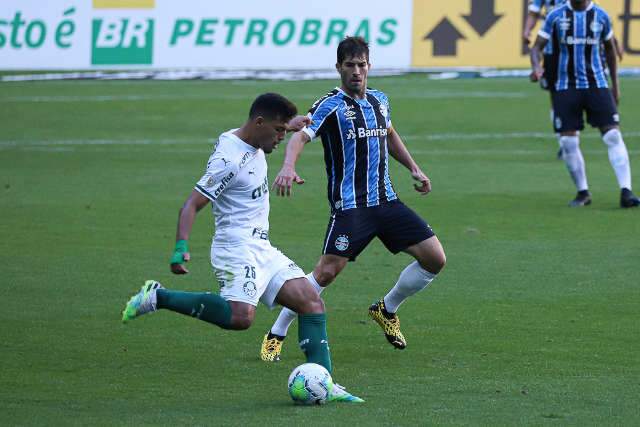 Palmeiras vacila nos acr&eacute;scimos e fica no empate contra o Gr&ecirc;mio no Brasileir&atilde;o