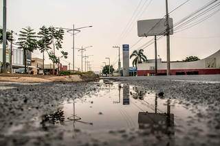 Avenida molhada em Coxim na manhã deste domingo. (Foto: Silas Lima)