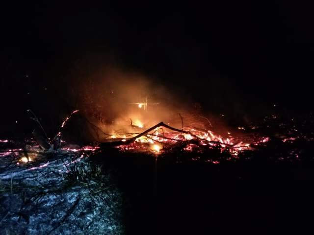 Homem &eacute; flagrado ateando fogo e obrigado a ajudar a apagar inc&ecirc;ndio