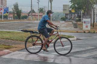 Sandoval nem guardou a bicicleta, curtiu a chuva na cidade. (Foto: Silas Lima)